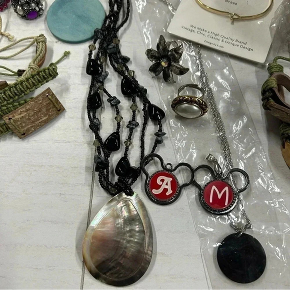 Lot of 23 pieces of Boutique Jewelry, necklaces, bracelets, charms, costume ring - Picture 7 of 13